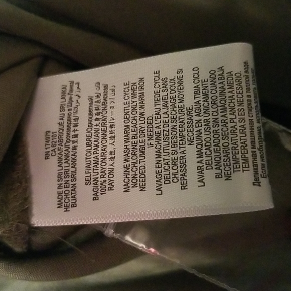 Women's NWT Button front Blouse size Medium - Picture 6 of 6